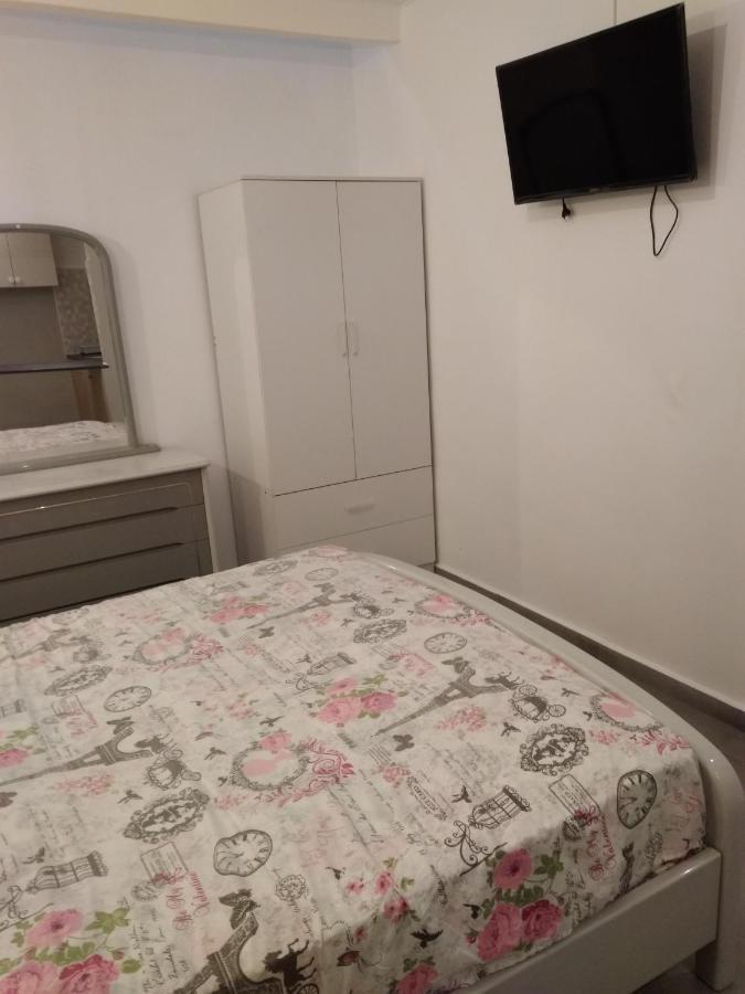 32 négyzetméteres, 1 hálószobás Apartman 1 fürdőszobával Pagrati területén Athén Kültér fotó